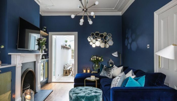 How to decorate a navy blue room using smart design tips