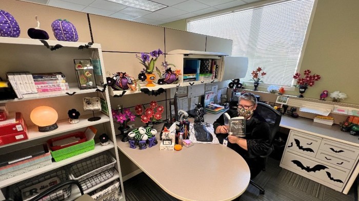 How to decorate cinder block office